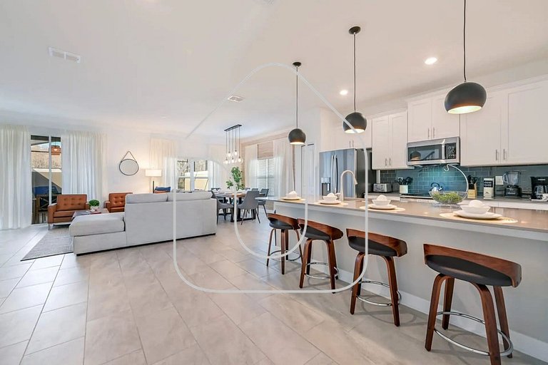 Premium Storey Lake Home – 5BR/Pool