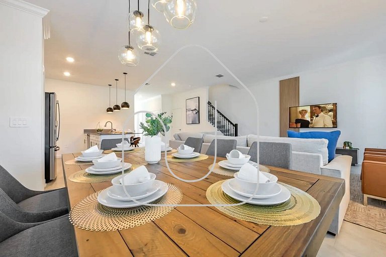 Premium Storey Lake Home – 5BR/Pool