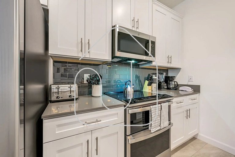 Premium Storey Lake Home – 5BR/Pool