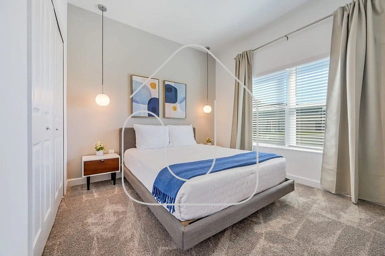 Premium Storey Lake Home – 5BR/Pool