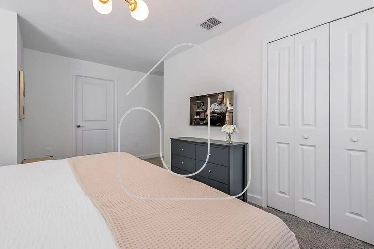 Premium Storey Lake Home – 5BR/Pool