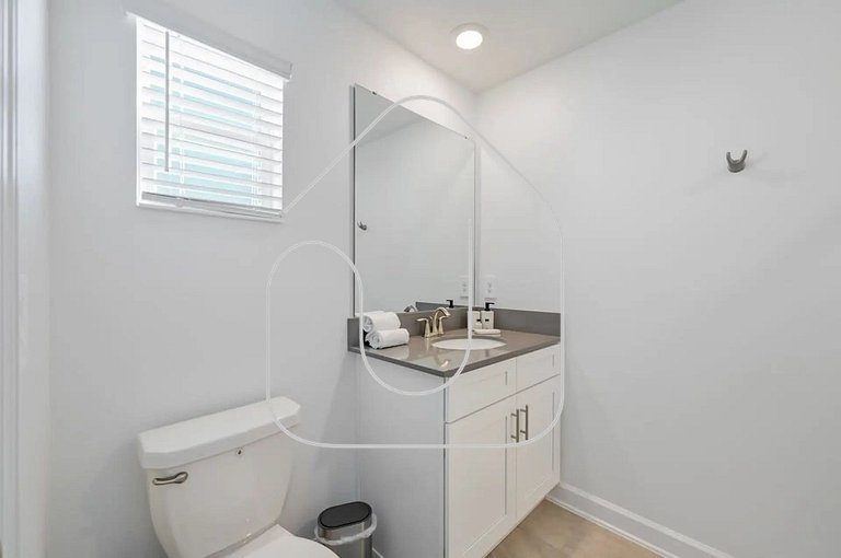 Premium Storey Lake Home – 5BR/Pool