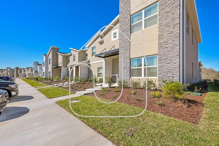 Premium Storey Lake Home – 5BR/Pool