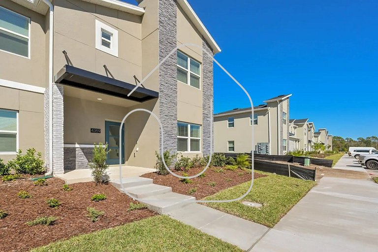 Premium Storey Lake Home – 5BR/Pool