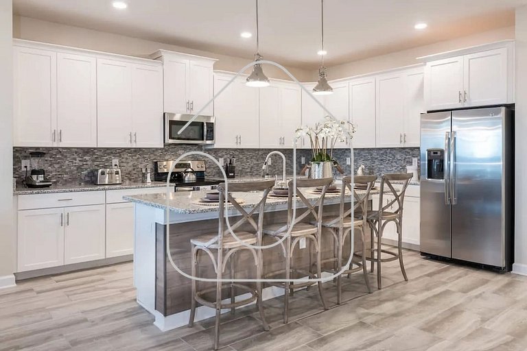 Luxury 6-Bedroom Retreat w/ Heatable Pool