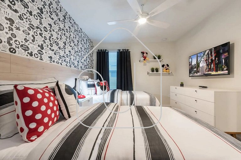 Luxury 6-Bedroom Retreat w/ Heatable Pool