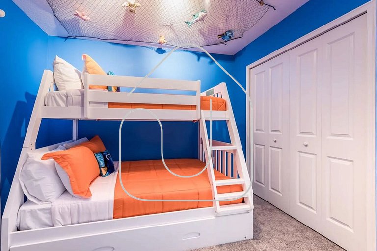 Luxury 6-Bedroom Retreat w/ Heatable Pool