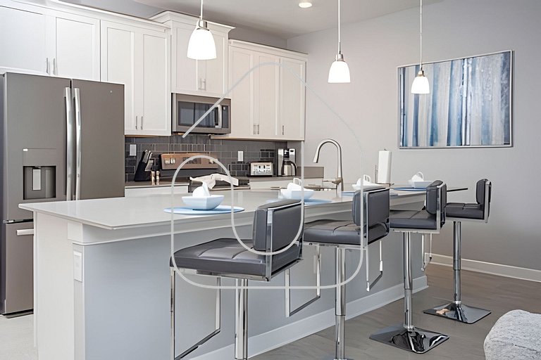 Modern 4BR Home w/ Private Pool - Storey Lake