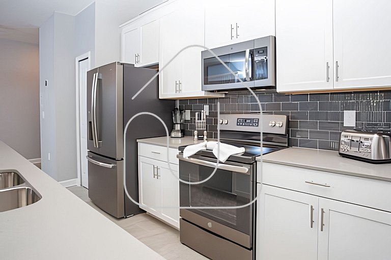 Modern 4BR Home w/ Private Pool - Storey Lake