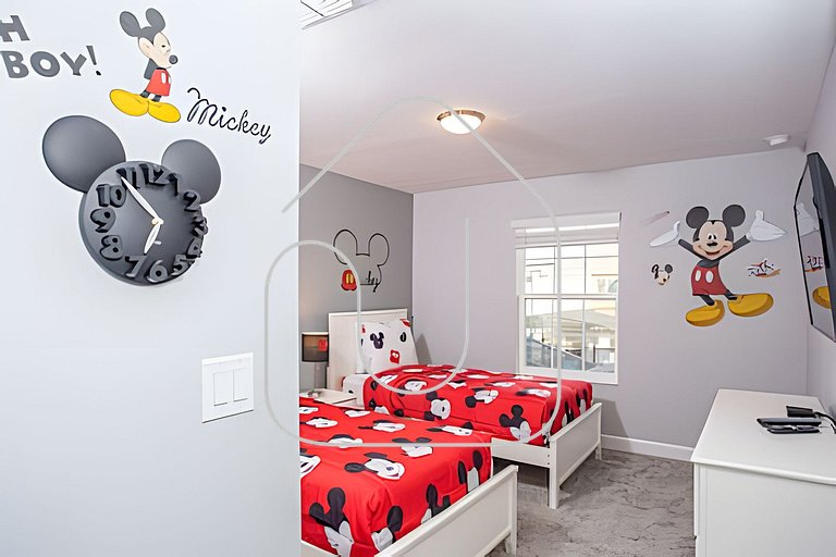 Modern 4BR Home w/ Private Pool - Storey Lake