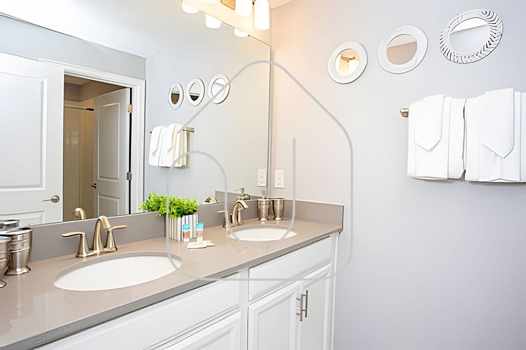 Modern 4BR Home w/ Private Pool - Storey Lake