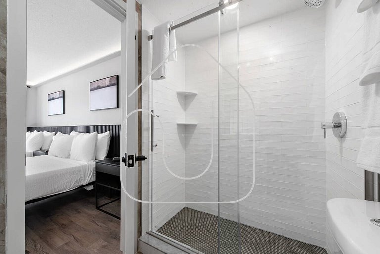 Enclave Studio – Pools, Gym & Great Location