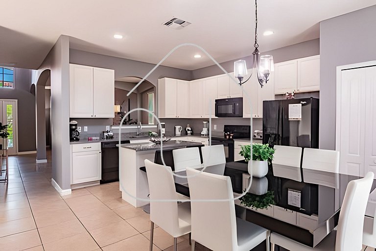 Solterra 6BR, 4 enSuites, Pool & Game Room