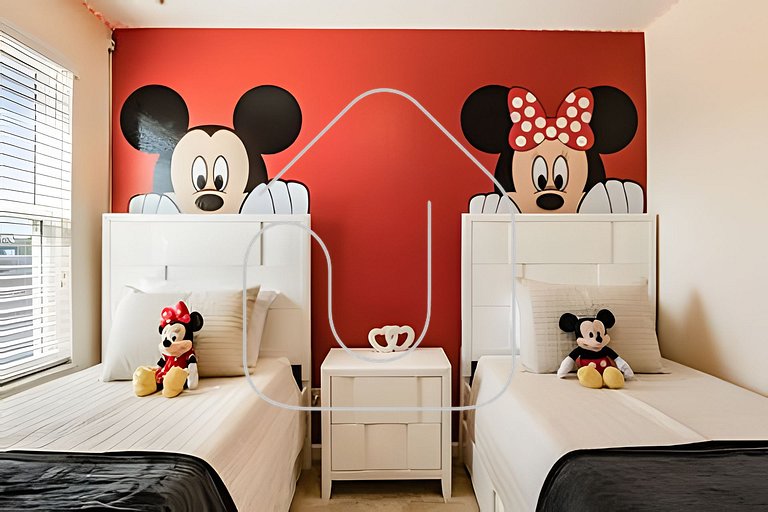 Solterra 6BR, 4 enSuites, Pool & Game Room