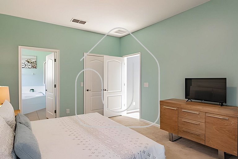 Solterra 6BR, 4 enSuites, Pool & Game Room