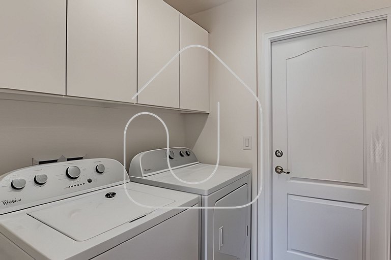 Solterra 6BR, 4 enSuites, Pool & Game Room