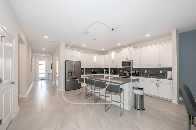 Luxo com 6 Quartos e Piscina! – Storey Lake