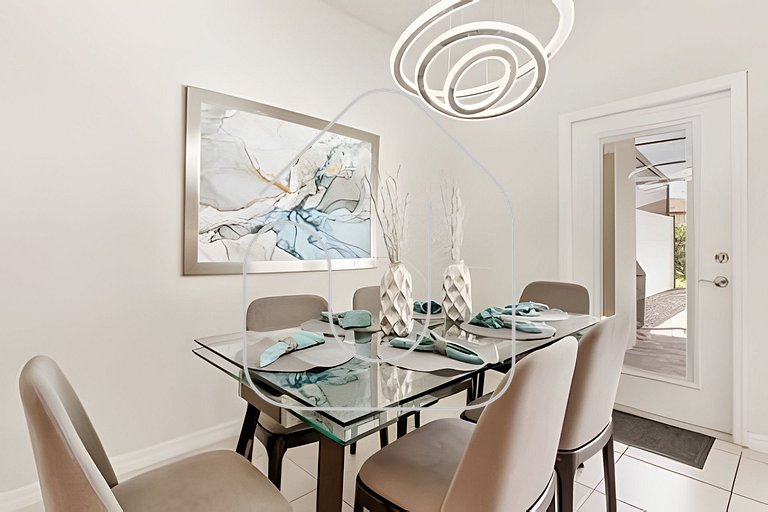 Windsor 5BR Retreat | Private Pool & Club