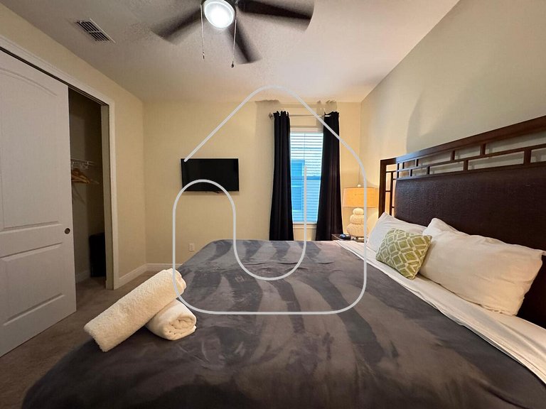 Luxury 8BR Villa w/ Pool & Spa Near Disney