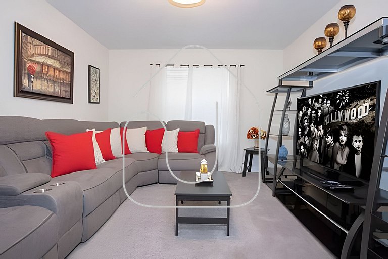 6BR Townhome w/ Pool – 10 Min to Disney