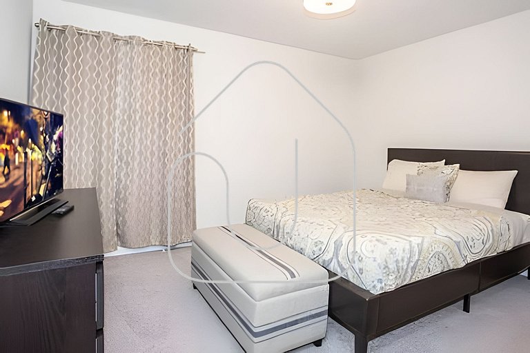 6BR Townhome w/ Pool – 10 Min to Disney