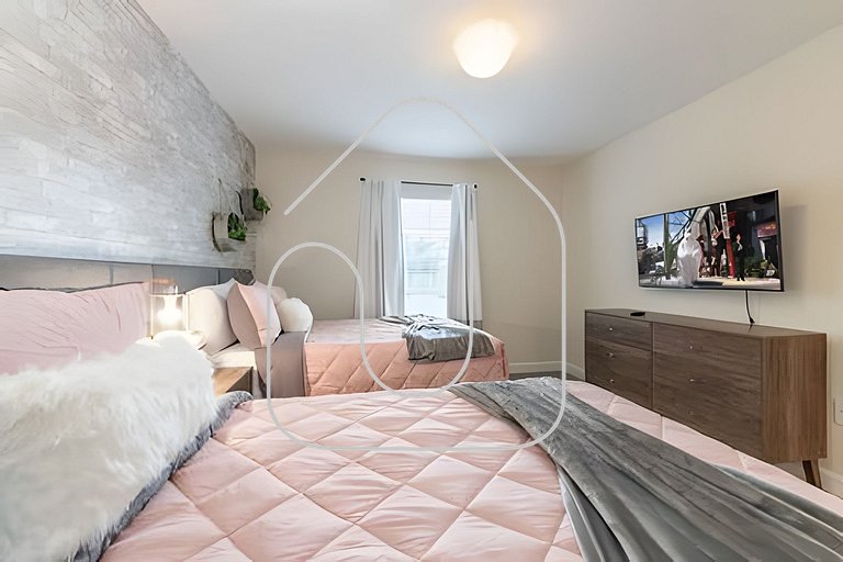 4BR Storey Lake w/ Pool & Mickey Room