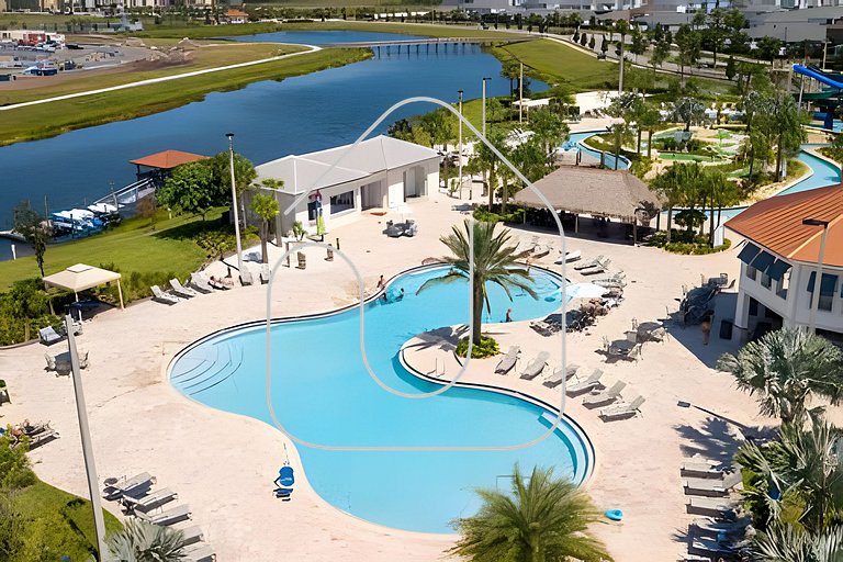 4BR Storey Lake w/ Pool & Mickey Room