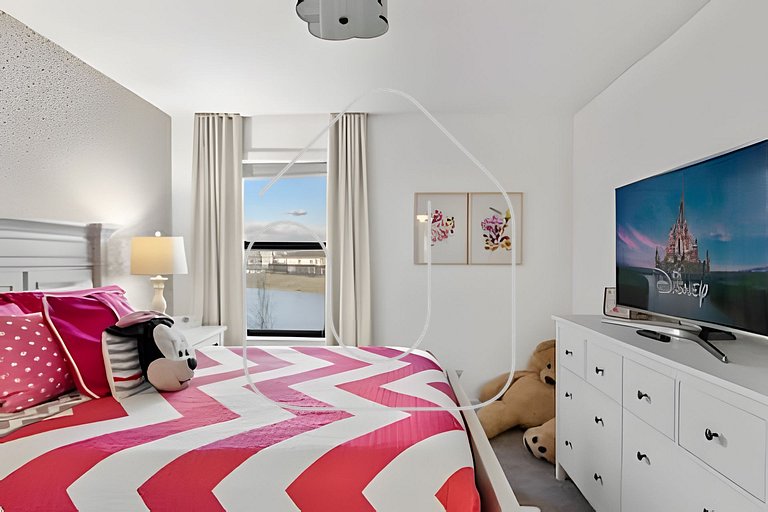 6BR Storey Lake Villa w/ Pool, Spa & EV Charger