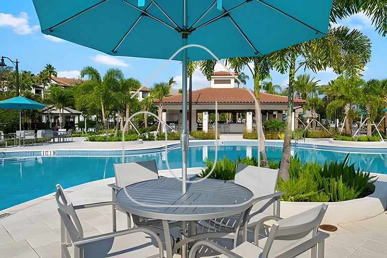 Vista Cay 4BR Condo w/ Balcony & Foosball Fun