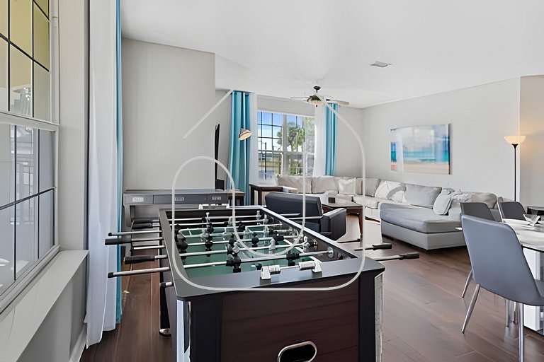 Vista Cay 4BR Condo w/ Balcony & Foosball Fun