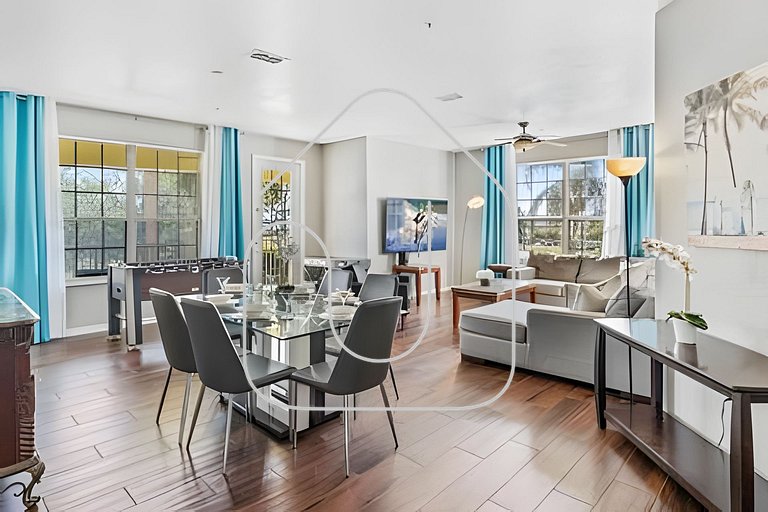 Vista Cay 4BR Condo w/ Balcony & Foosball Fun