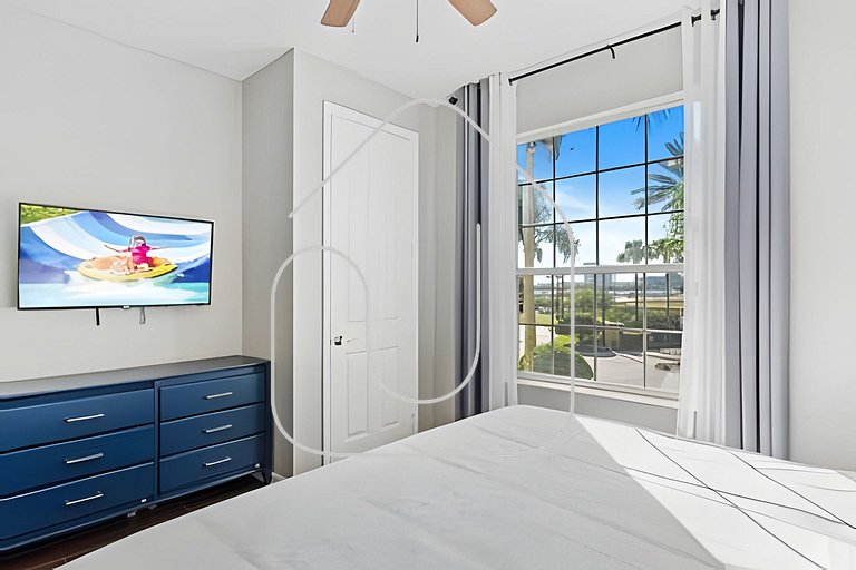 Vista Cay 4BR Condo w/ Balcony & Foosball Fun