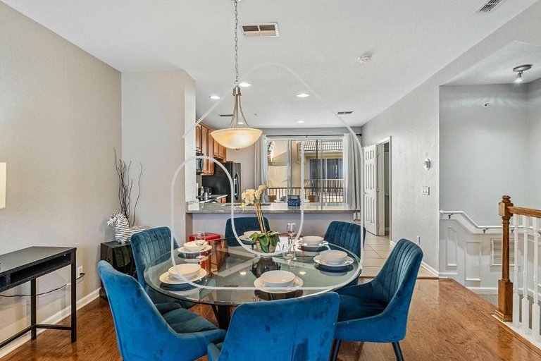 Modern 3BR Vista Cay Townhome