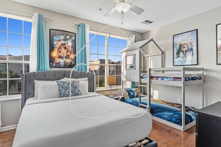 Modern 3BR Vista Cay Townhome