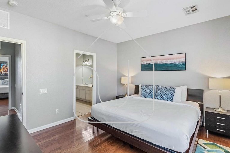 Modern 3BR Vista Cay Townhome