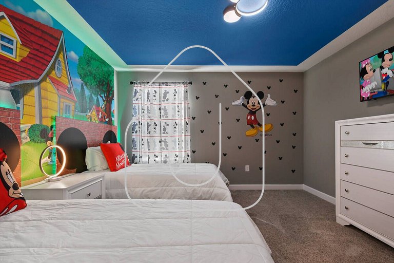 9BR Resort Villa w/ Pool - 7mi to Disney