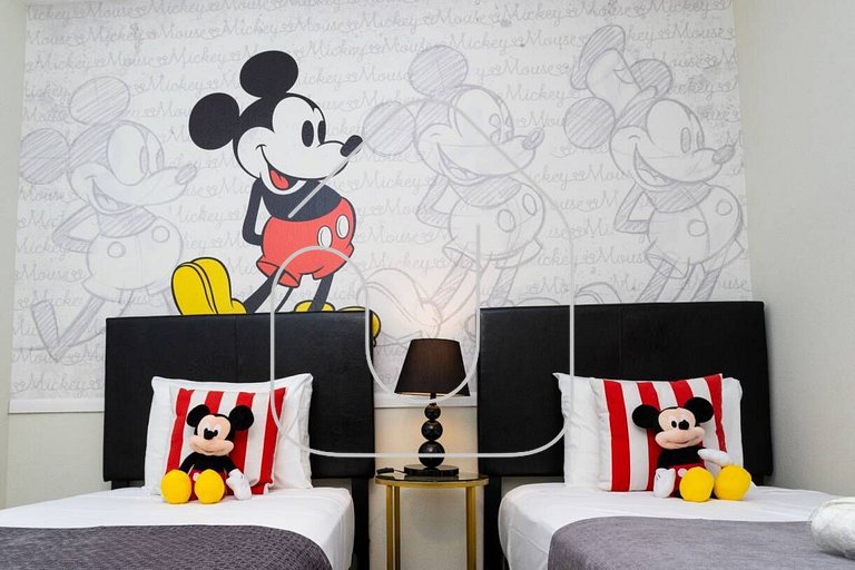 6BR Villa w/ Pool, Spa & Resort — Close to Disney