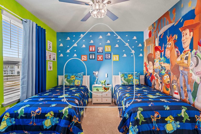 Themed 5BR Home + Pool at Windsor Cay