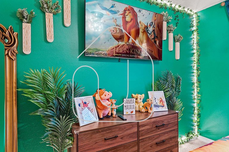 Themed 5BR Home + Pool at Windsor Cay