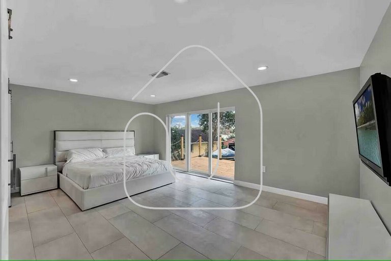 5BR Lakeview Home w/ Pool — 3min to Universal