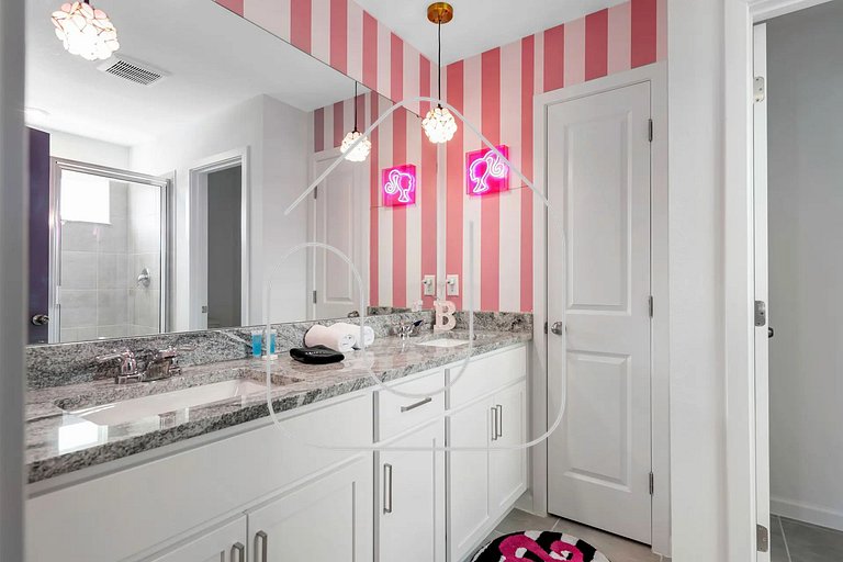 Solara 9BR Luxury + Game Room & Pool