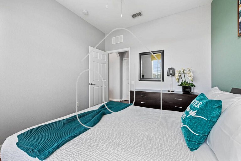 Vista Cay 3BR Condo w/ Balcony & Heated Pool