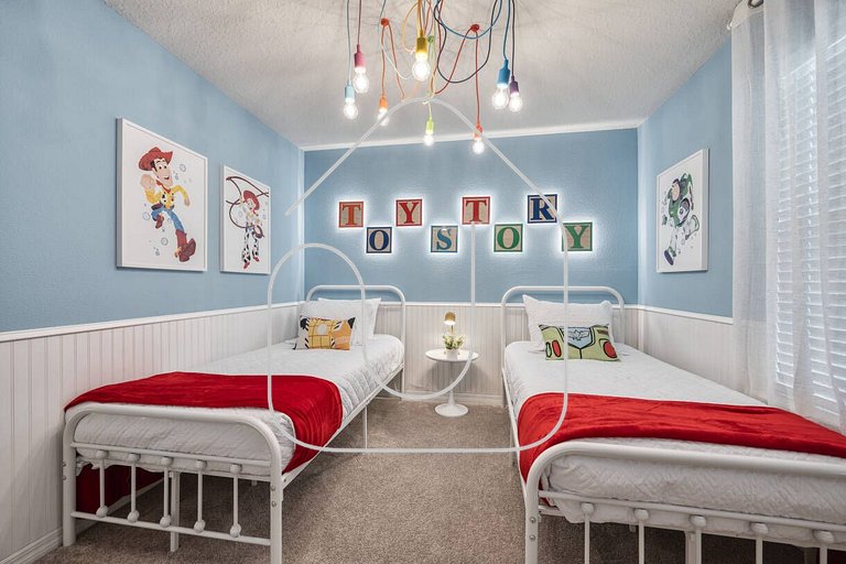 5BR Windsor Island Home w/ Private Pool