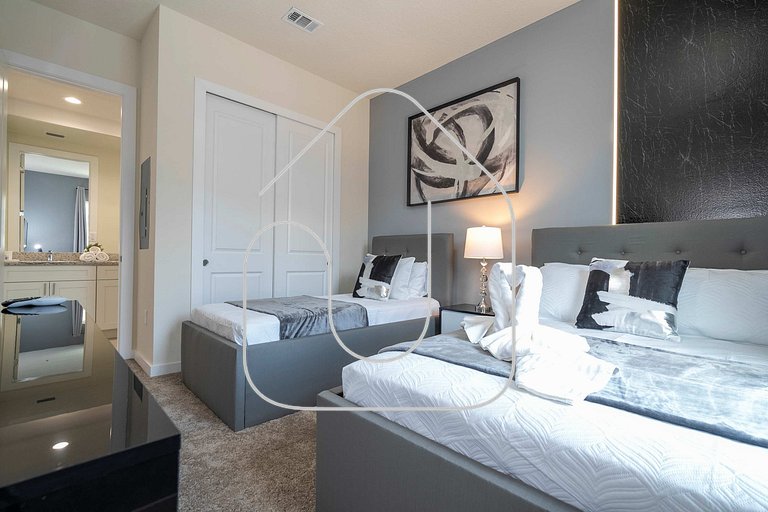 3BR Townhome w/ Themed Room - Summerville