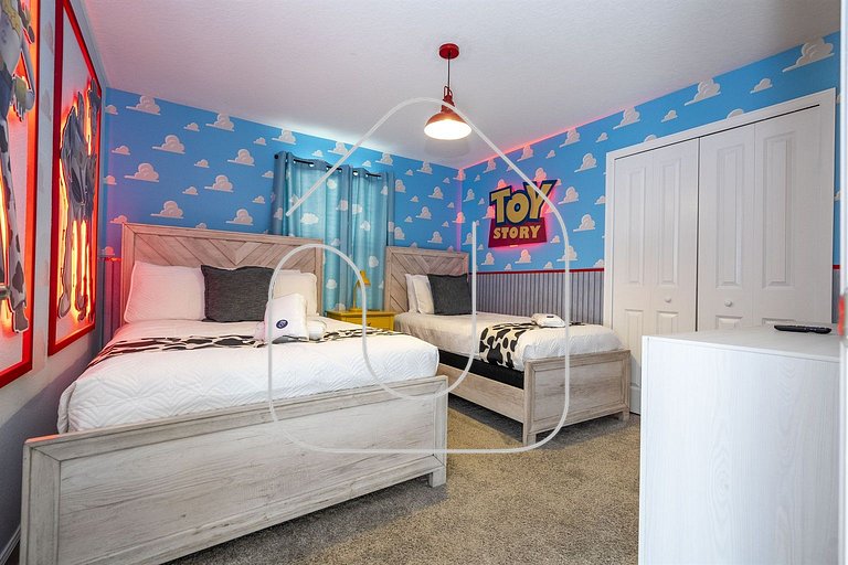 Storey Lake 5BR Townhome w/ Pool – 8mi to Disney