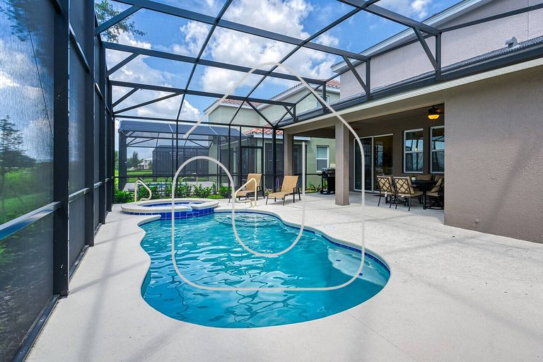6BR/6BA Private Pool Home in Solterra