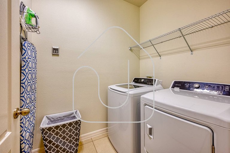 6BR/6BA Private Pool Home in Solterra