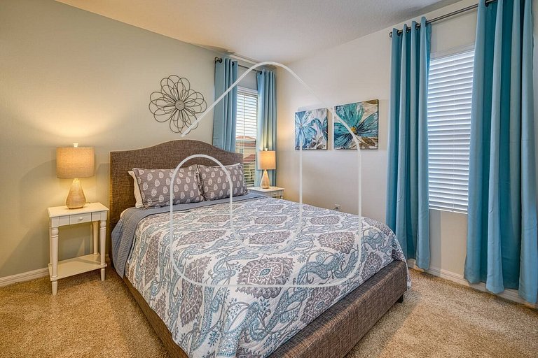 6BR/6BA Private Pool Home in Solterra