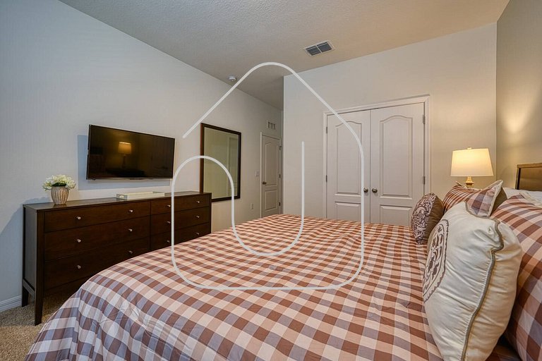 6BR/6BA Private Pool Home in Solterra