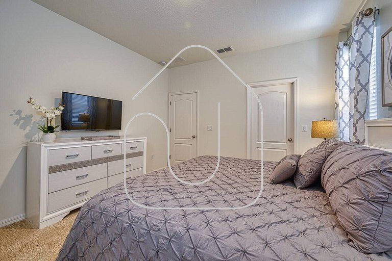 6BR/6BA Private Pool Home in Solterra